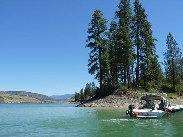 Photo of lone boat on Lake Roosevelt.