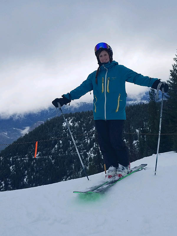 Photo of Kitti Withycombe on skis.