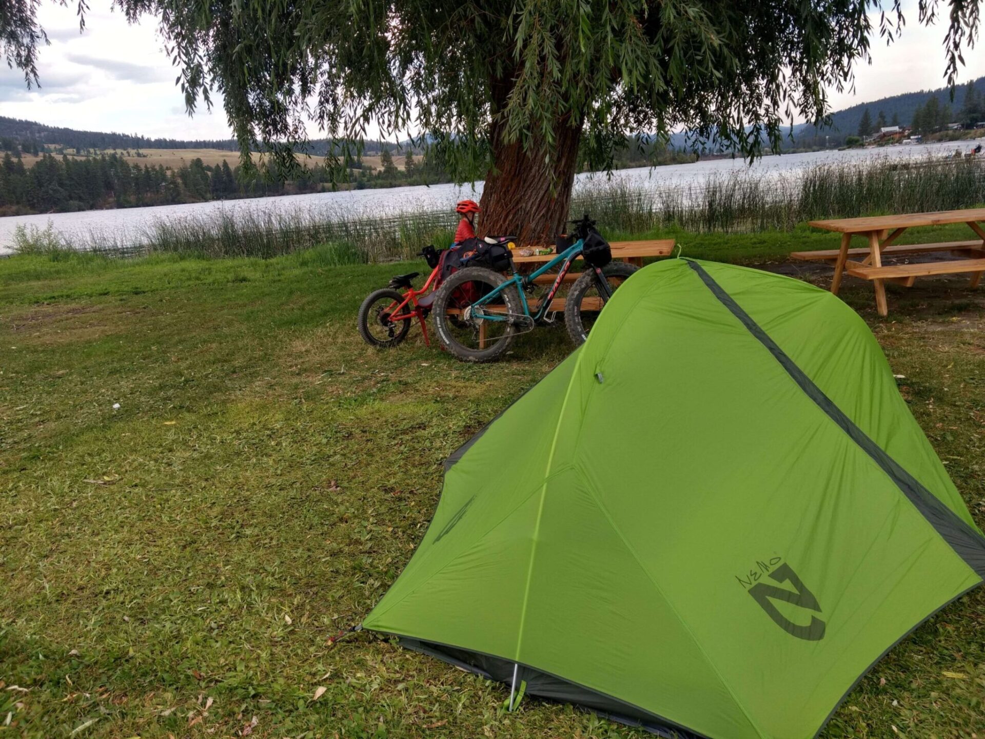 A biking campsite near a lake.